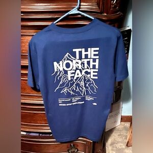 The North Face Men’s Small Navy Blue Tee with White Mountain Graphic